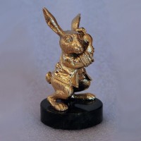 Сувенирная фигурка «Кролик часовщик» на змеевике — символ 2023 года