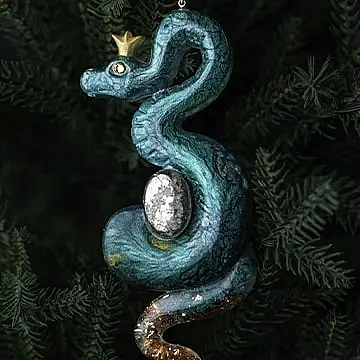 Новогодняя ёлочная игрушка «Зелёная змея» — символ уходящего 2025 года