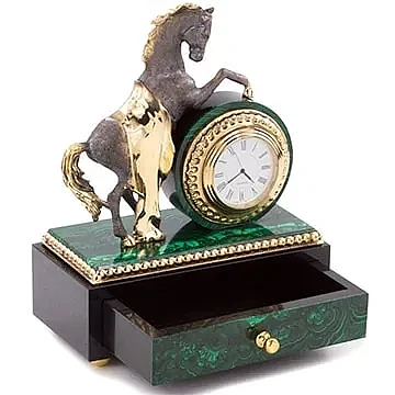 Шкатулка из малахита «Конь» с фигурой лошади на часах