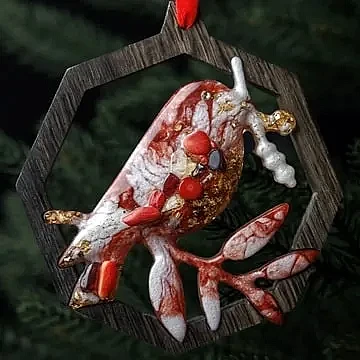 Красная деревянная ёлочная игрушка «Снегирь» — новогодний подарок от деда мороза