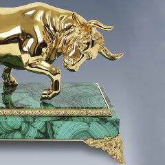 Сувенирная статуэтка «Золотой телец» на камне малахит