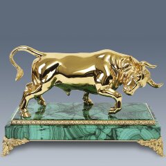 Сувенирная статуэтка «Золотой телец» на камне малахит