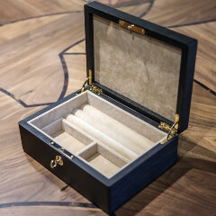 Подарочная шкатулка «Бабочки» из морёного дуба и янтаря