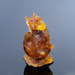 Фигурка из янтаря «Дракончик в яйце» в подарок к новому 2024 году