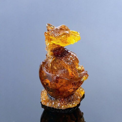 Фигурка из янтаря «Дракончик в яйце» в подарок к новому 2024 году