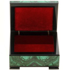 Маленькая малахитовая шкатулка «Гармония» с красным бархатом