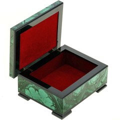 Маленькая малахитовая шкатулка «Гармония» с красным бархатом