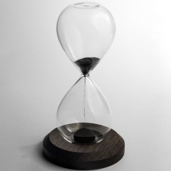 Песочные часы из морёного дуба «Чёрное золото» с магнитным песком в подарок руководителю