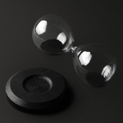 Песочные часы из морёного дуба «Чёрное золото» с магнитным песком в подарок руководителю