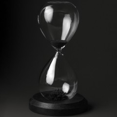 Песочные часы из морёного дуба «Чёрное золото» с магнитным песком в подарок руководителю