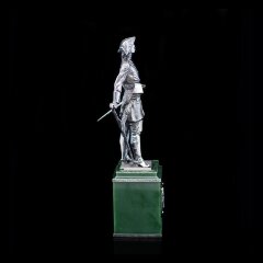 Серебряная статуэтка «ПЕТР I» на камне нефрит с гербом России