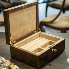 Подарочная шкатулка «Цветок» из корня ореха и янтаря