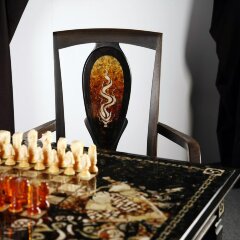 Шахматный гарнитур «Самураи» из морёного дуба и янтаря