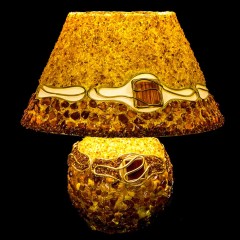 Настольная лампа «MANTRA» из натурального балтийского янтаря