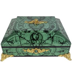 Малахитовый ларец на ножках «Сундучок» с художественным декором
