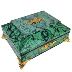 Малахитовый ларец на ножках «Сундучок» с художественным декором
