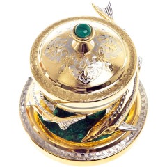 Золотая икорница с крышкой «Две стерлядки» на подставке из натурального камня малахит