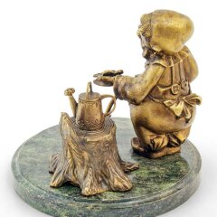 Бронзовая фигурка «Гном садовник» в подарок дачнику