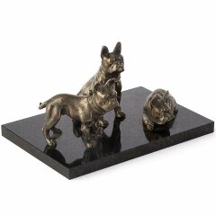 Скульптурная композиция «Три бульдога»