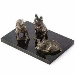 Скульптурная композиция «Три бульдога»