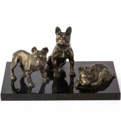 Скульптурная композиция «Три бульдога»