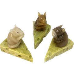 Нефритовая статуэтка «Мышь на сыре» (офикальцит)