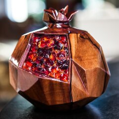 Эксклюзивный сувенир «Гранат» из массива дерева (тинео) и янтаря