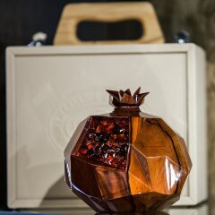 Эксклюзивный сувенир «Гранат» из массива дерева (тинео) и янтаря