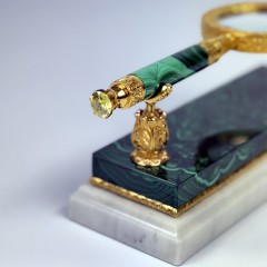 Лупа настольная «Малахит» с позолоченным декором в подарок руководителю