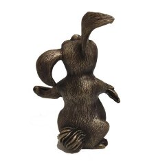 Бронзовая статуэтка «Кролик с морковкой» в подарок охотнику