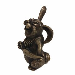 Бронзовая статуэтка «Кролик с морковкой» в подарок охотнику