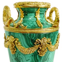 Интерьерная ваза для цветов «Малахит» с позолоченным декором в подарок женщине