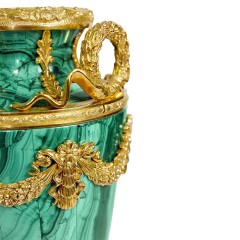 Интерьерная ваза для цветов «Малахит» с позолоченным декором в подарок женщине