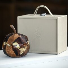 Эксклюзивный сувенир «Яблоко» из массива дерева и янтаря