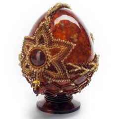 Красивое пасхальное яйцо из янтаря «Солнечный цветок»