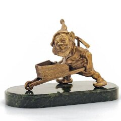 Бронзовая фигурка «Гном с телегой» в подарок строителю