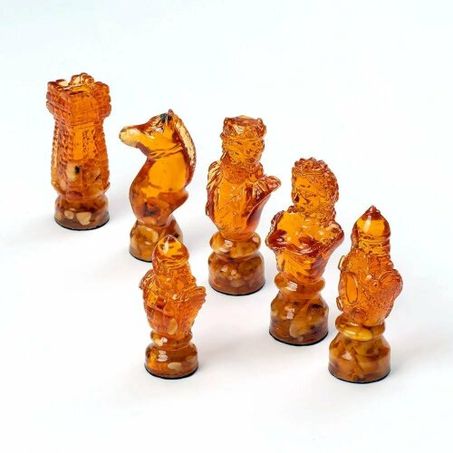 Шахматные фигуры «Королевские» из янтаря