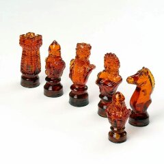 Шахматные фигуры «Королевские» из янтаря