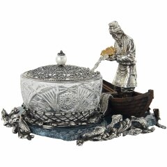 Хрустальная икорница «Старик с неводом» на срезе голубого агата