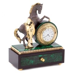 Шкатулка из малахита «Конь» с часами в виде скульптуры