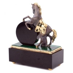 Шкатулка из малахита «Конь» с часами в виде скульптуры