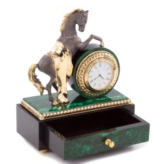 Шкатулка из малахита «Конь» с часами в виде скульптуры