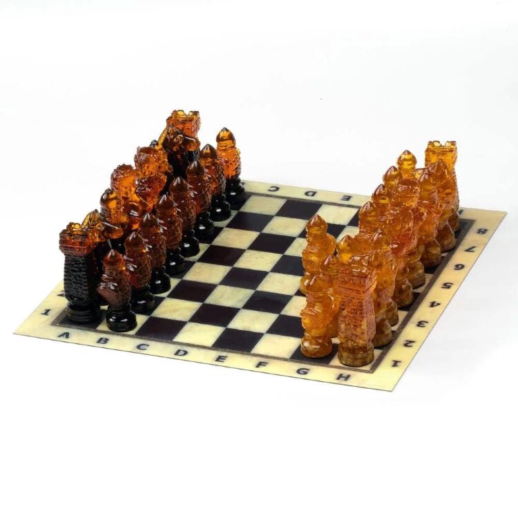 Крупные шахматные фигуры «Королевские» из янтаря