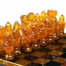 Крупные шахматные фигуры «Королевские» из янтаря