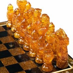 Крупные шахматные фигуры «Королевские» из янтаря