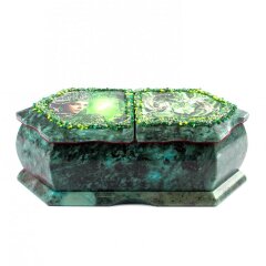 Украшенная шкатулка из змеевика «Хозяйка медной горы» с художественной росписью