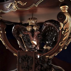 Шахматный стол «Герб Российской империи» из массива дерева — такой презент оценят представители сильного пола