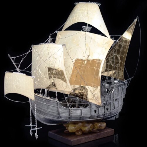 Сувенирный корабль «Santa Maria» из серебра в подарок для интерьера