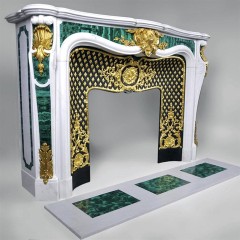 Элитный камин премиум класса «Барокко» из малахита и белого мрамора для интерьера дома