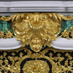 Элитный камин премиум класса «Барокко» из малахита и белого мрамора для интерьера дома